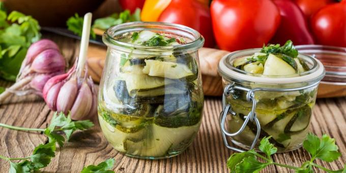 Insalata di zucchine, aglio ed erbe