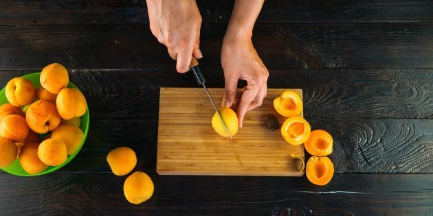 Confettura di albicocche e arance: tagliare le albicocche