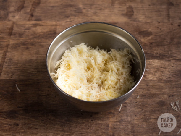 Come fare la quiche di patate: tritare le patate