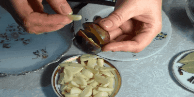 Ricetta: in salamoia prugne farcite con aglio