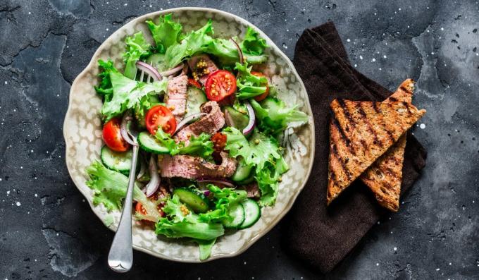 Insalata tailandese calda con carne di manzo e verdure