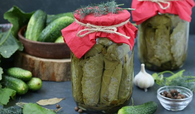 Cetrioli in foglie di vite per l'inverno