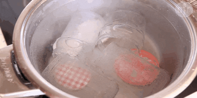Come per sterilizzare vasi in acqua bollente: Posizionare i vasetti in una pentola di acqua