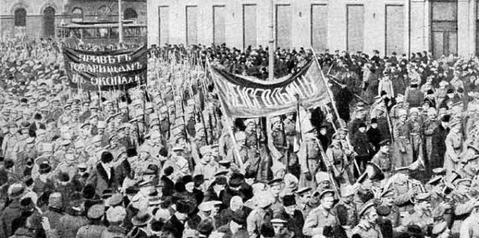 Storia dell'Impero russo: rivoluzione di febbraio. Manifestazione dei soldati a Pietrogrado nei giorni di febbraio. 