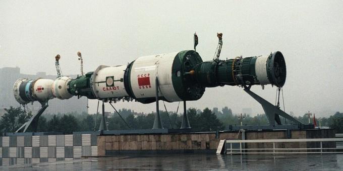 Modello della stazione Salyut-7 davanti a uno dei padiglioni VDNKh a Mosca, 1985