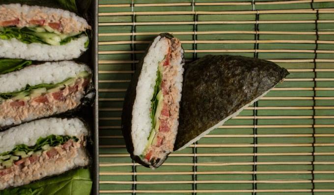 Classico sushi sandwich onigirazu con tonno e spinaci