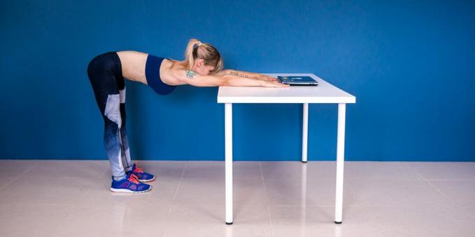 Esercizio più semplice: allungamento delle spalle del tavolo