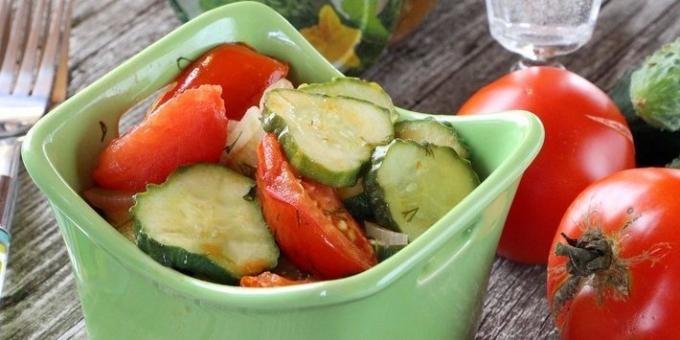 insalata di cetrioli in inverno con pomodori, cipolla e aneto