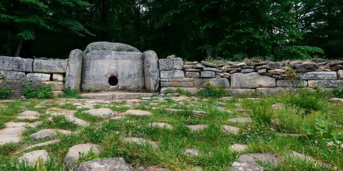 Attrazioni di Gelendzhik: dolmen del fiume Zhane e il villaggio di Vozrozhdenie