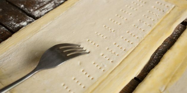 Crostata di verdure: cospargere la pasta con una forchetta