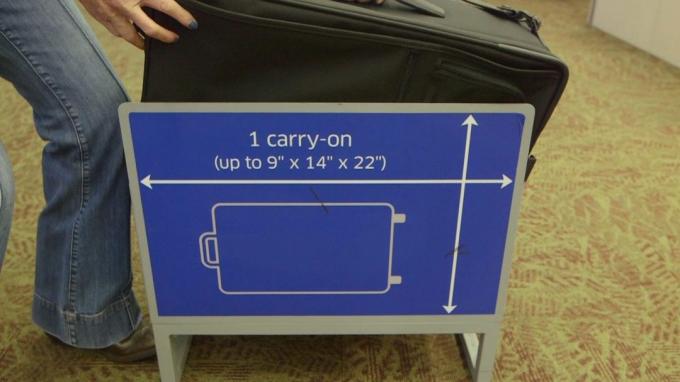 La dimensione del bagaglio a mano in aereo: cornice per il controllo di dimensioni sacchetti