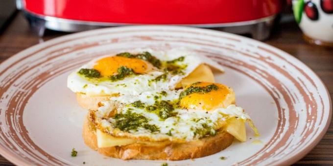 Uova al pesto: un'ottima colazione in 5 minuti