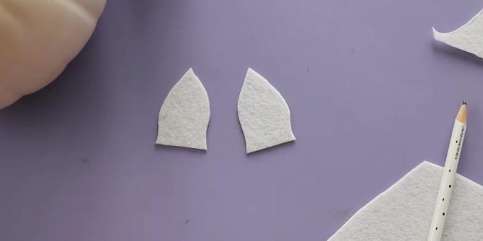 Crafts di zucca: Tagliare le orecchie dal feltro bianco