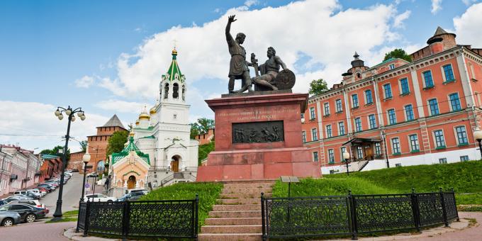 Viste di Nizhny Novgorod: un monumento a Minin e Pozharsky