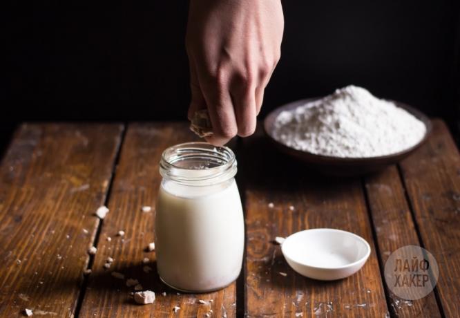Universale pasta lievitata: Sciogliere il lievito nel latte tiepido