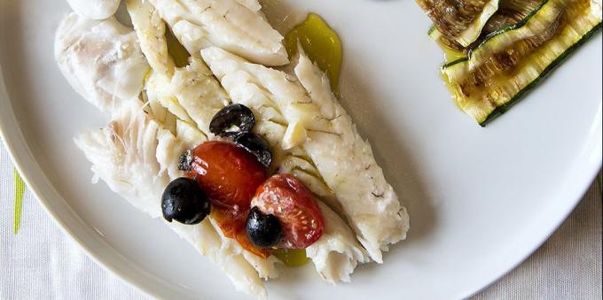 Come cuocere in forno per pesce persico con le olive e ciliegia