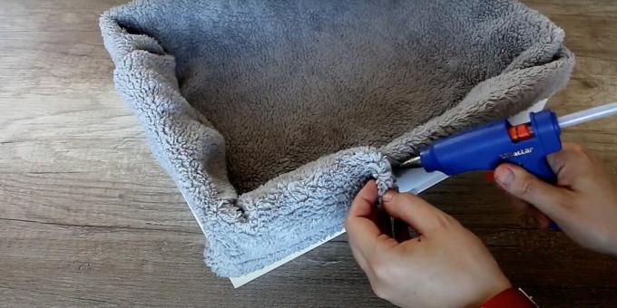 Come realizzare una cuccia fai da te: incolla il tessuto