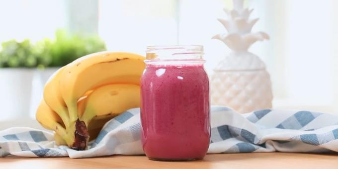 Smoothies C ananas, ciliegie e banane