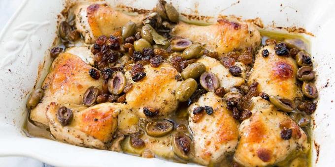 Pollo al forno in vino con uva e olive