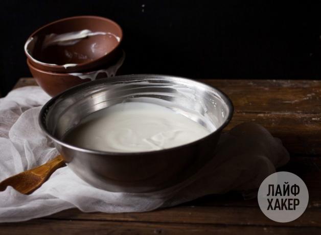 crema di formaggio fatto in casa: mescolare panna acida e yogurt