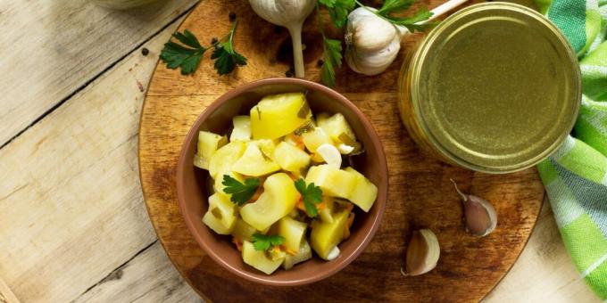 Zucchine sottaceto croccanti per l'inverno