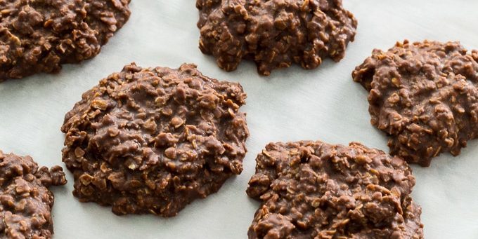 Cioccolato farina d'avena biscotti con burro di arachidi senza cottura