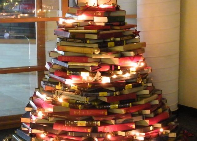 Come decorare la casa per il nuovo anno: Albero di Natale dai libri
