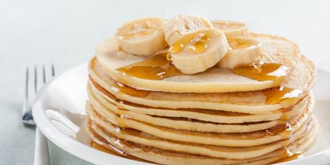 Cosa cucinare per la prima colazione: American Pancake con miele e banane