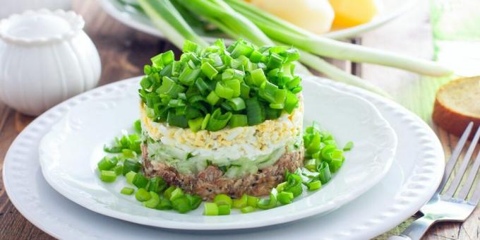 Insalata con pesce in scatola, cipolle verdi e uova