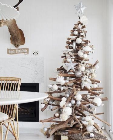 Come decorare la casa per il nuovo anno: Albero di Natale fatto di bastoni