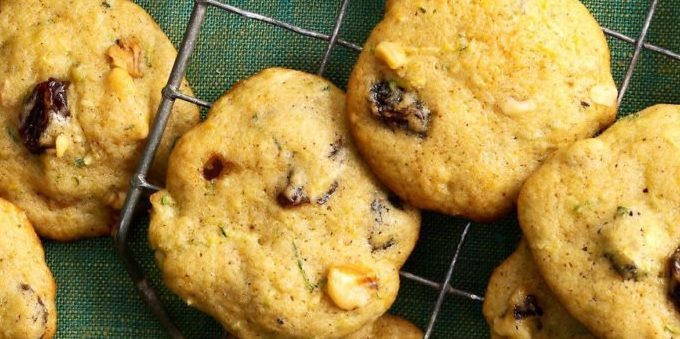 Ricette zucchine in forno: biscotti speziati con zucchine, noci e uvetta
