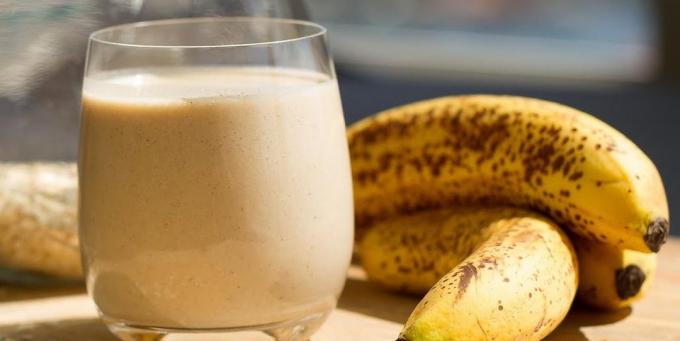 Frullato con banana, farina d'avena e burro di arachidi