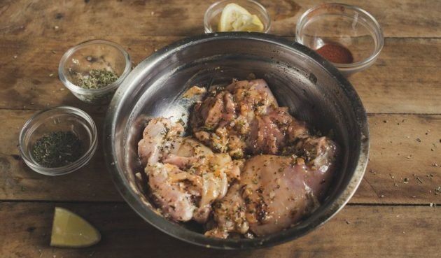 Gyros con salsa di pollo e yogurt: lasciare marinare la carne in frigorifero per almeno mezz'ora