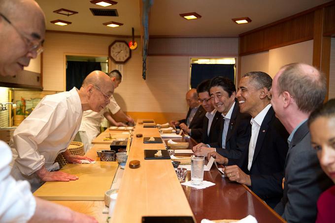 Jiro Ono e Barack Obama. Dalla Casa Bianca di Washington, DC - P042314PS-0082, di pubblico dominio, https://commons.wikimedia.org/w/index.php? curid = 34426375