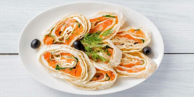 Rotolo di lavash con pesce rosso, formaggio e olive