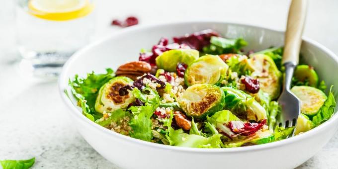 Insalata tiepida con cavoletti di Bruxelles e quinoa