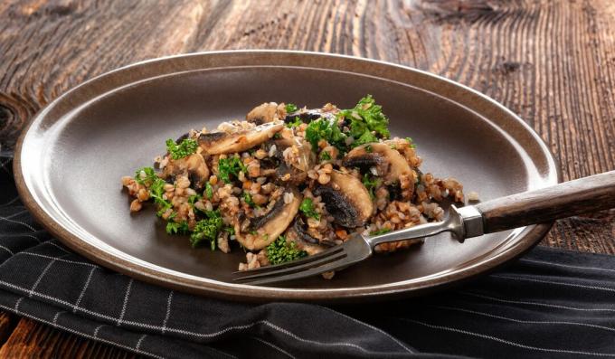 Risotto al grano saraceno con funghi, aglio e parmigiano