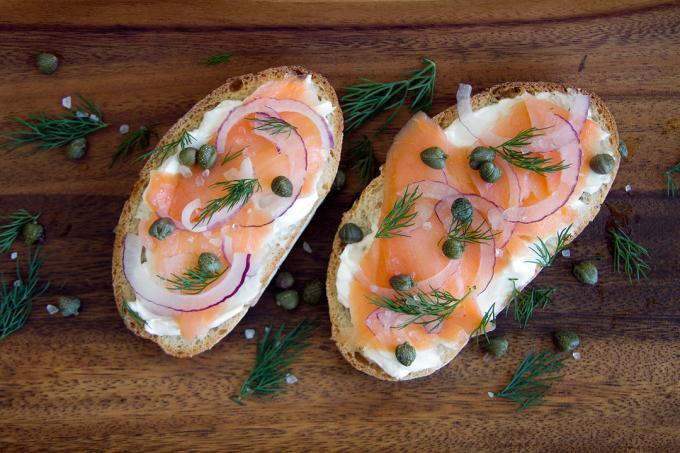 sana colazione: pane tostato con i salmoni