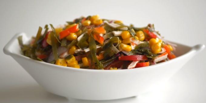 Ricette: insalata di cavolo marino con mais, bastoncini di granchio e pepe