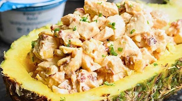 Insalata piccante con il pollo e ananas