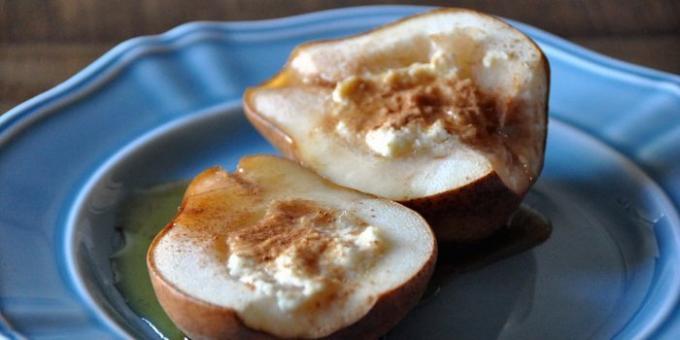 Snack da vino. pere al forno con ricotta