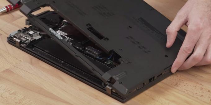 Come collegare un SSD a un laptop: rimuovere il coperchio