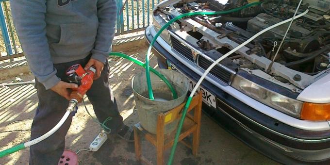  Lavaggio del fornello radiatore: collegare i tubi e le pompe