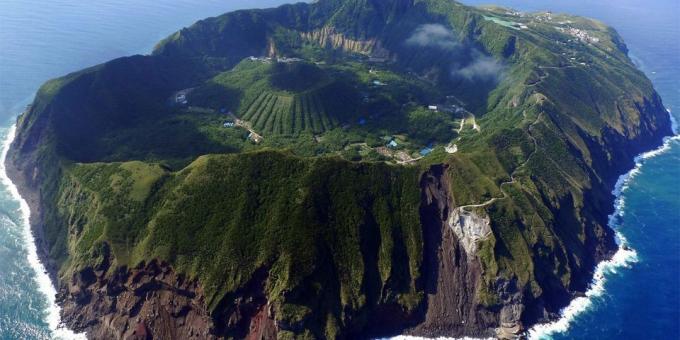 territorio asiatico non è in attirano turisti invano: l'isola vulcanica Aogasima, Giappone
