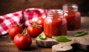 Salsa di pomodoro universale per l'inverno