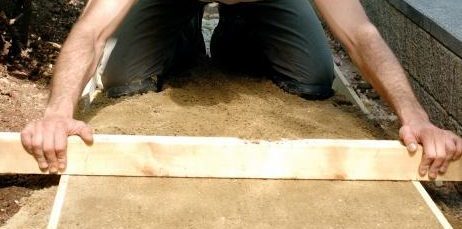 Come fare un sentiero del giardino: distribuire la sabbia