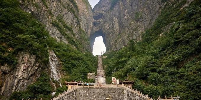 territorio asiatico non è attrarre turisti vane, "Cloud Gate" sul monte Tianmen a Zhangjiajie National Park, in Cina