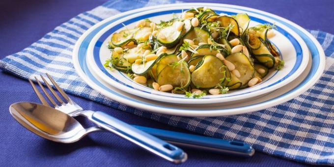 Insalata con zucchine fritte e pinoli