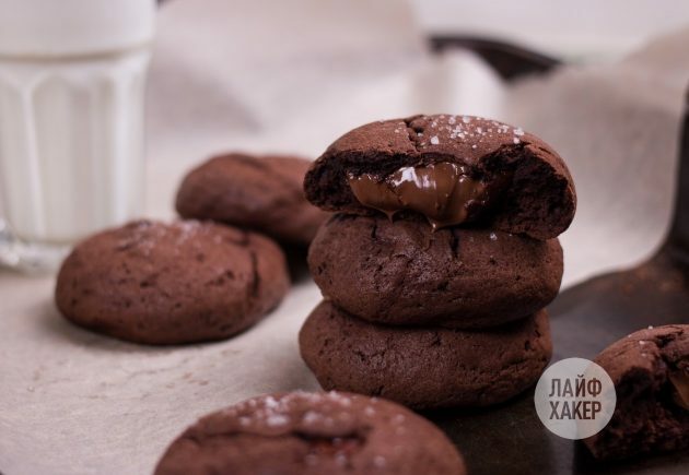 Lascia raffreddare i biscotti con gocce di cioccolato fondente prima di assaggiarli
