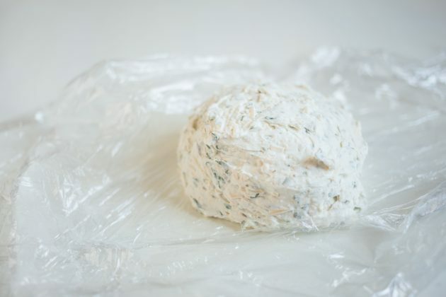 Spuntino al formaggio: forma la miscela in una palla